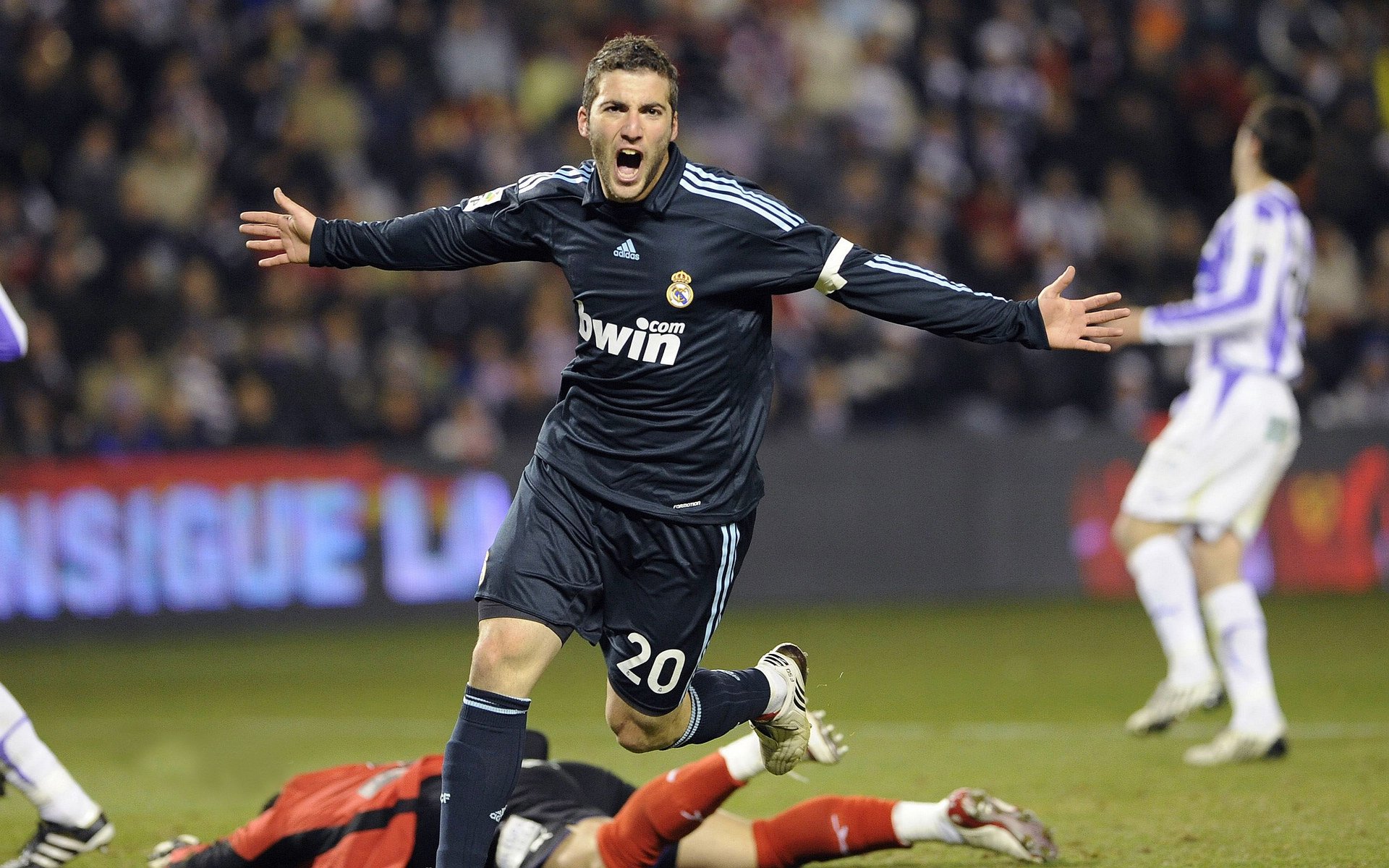 【乐竞平台】传奇谢幕，足球巨星李明举行感人退役仪式